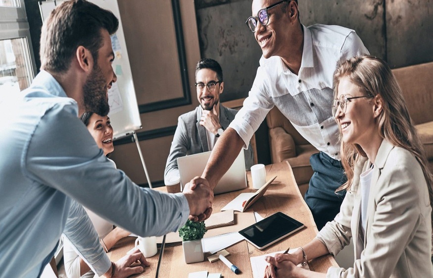 How a LinkedIn Marketing Agency Optimizes Your Profile for Success